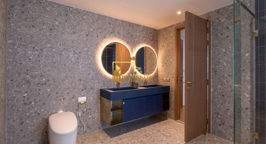 For rent 3 bedrooms condo in Khlong Toei, Bangkok