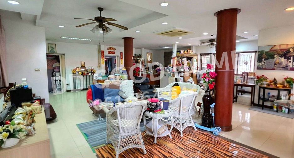 Haus zum Kauf mit 6 Zimmer in Khlong San, Bangkok
