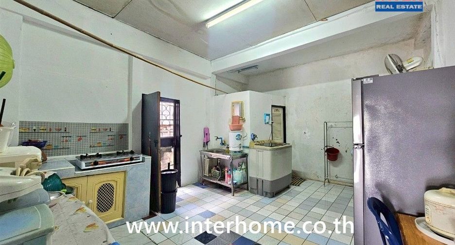 Gewerbefläche zum Kauf mit 2 Zimmer in Phra Khanong, Bangkok