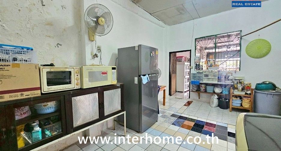 Gewerbefläche zum Kauf mit 2 Zimmer in Phra Khanong, Bangkok