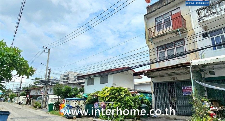 Gewerbefläche zum Kauf mit 2 Zimmer in Phra Khanong, Bangkok