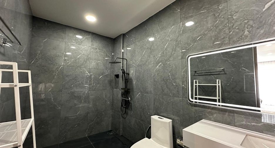 À louer et à vendre 5 chambres villa à Bang Lamung, Chonburi