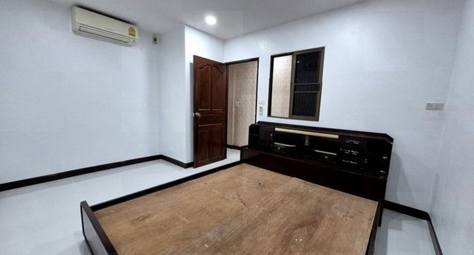 For rent 3 bedrooms townhouse in Phasi Charoen, Bangkok