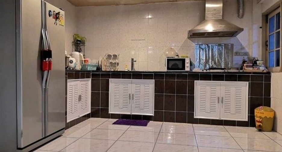 For rent 5 bedrooms house in Khlong Toei, Bangkok
