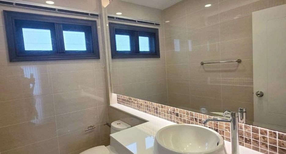 For rent 3 bedrooms villa in Bang Lamung, Chonburi