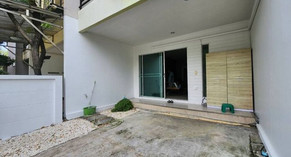 À louer 4 chambres maison de ville à Bang Khun Thian, Bangkok