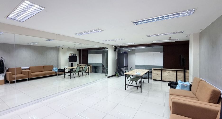 Büro zum Kauf mit 1 Zimmer in Watthana, Bangkok