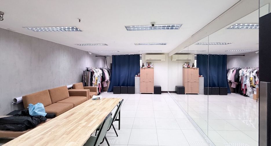 Büro zum Kauf mit 1 Zimmer in Watthana, Bangkok
