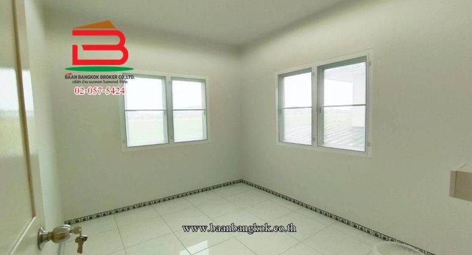 Casa adosada en venta de 3 habitaciones en Bang Nam Priao, Chachoengsao