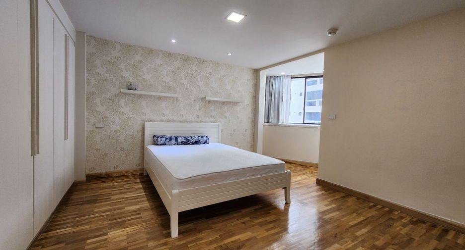 For sale 3 bedrooms condo in Khlong Toei, Bangkok
