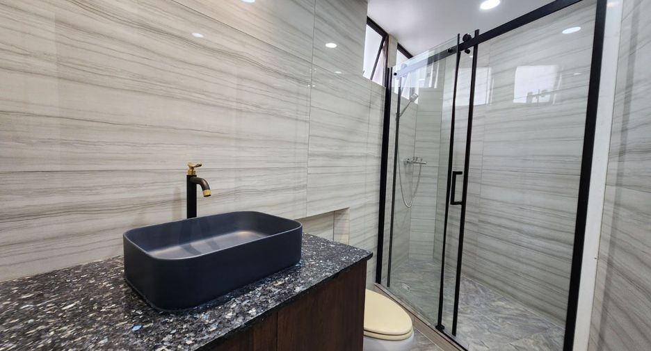 For sale 3 bedrooms condo in Khlong Toei, Bangkok