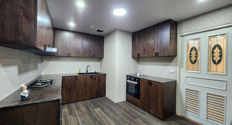 For sale 3 bedrooms condo in Khlong Toei, Bangkok