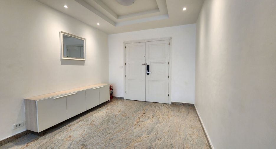 For sale 3 bedrooms condo in Khlong Toei, Bangkok