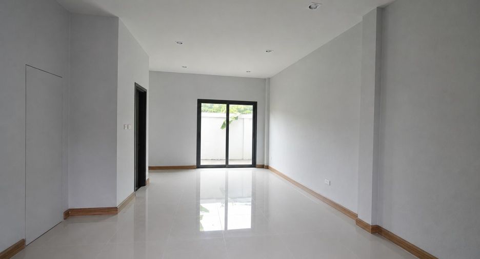 出售 2 卧室 联排别墅 在 Mueang Rayong, Rayong