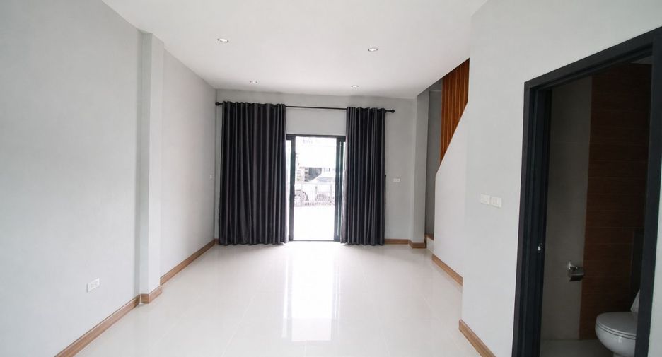 出售 2 卧室 联排别墅 在 Mueang Rayong, Rayong