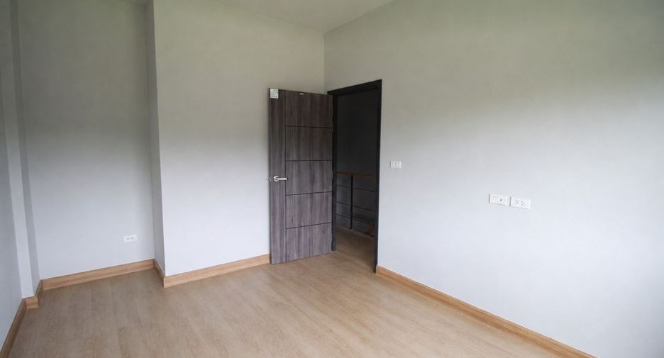 出售 2 卧室 联排别墅 在 Mueang Rayong, Rayong