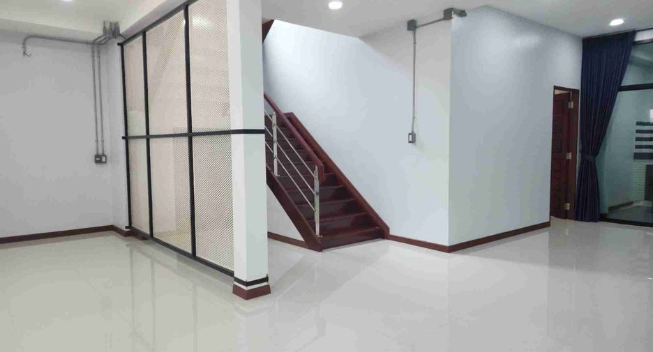 Haus zum Kauf mit 3 Zimmer in Khlong Sam Wa, Bangkok