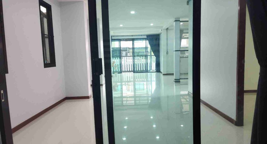 Haus zum Kauf mit 3 Zimmer in Khlong Sam Wa, Bangkok