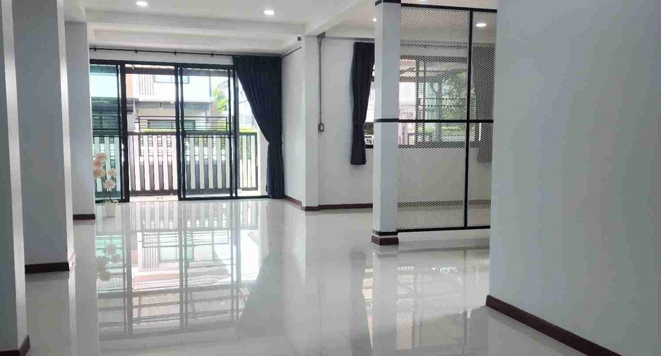 Haus zum Kauf mit 3 Zimmer in Khlong Sam Wa, Bangkok
