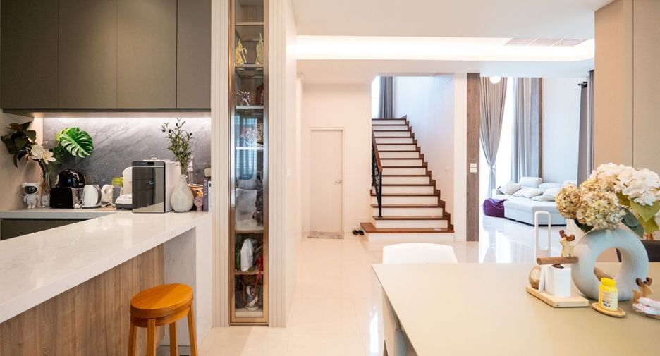Casa en alquiler de 4 habitaciones en Taling Chan, Bangkok