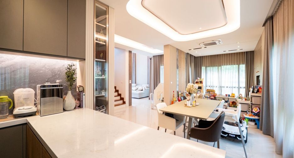 Casa en alquiler de 4 habitaciones en Taling Chan, Bangkok