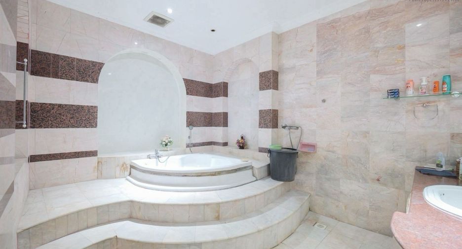 Haus zum Kauf mit 8 Zimmer in Bang Khae, Bangkok