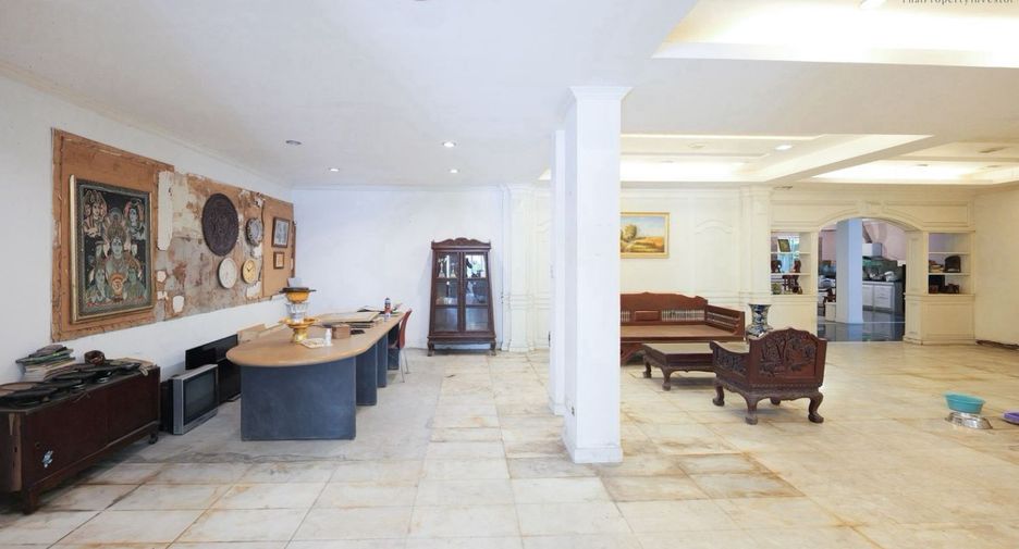 Haus zum Kauf mit 8 Zimmer in Bang Khae, Bangkok