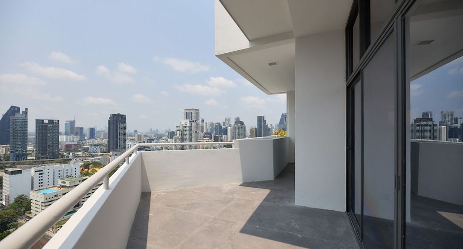 For rent and for sale 4 bedrooms condo in Watthana, Bangkok