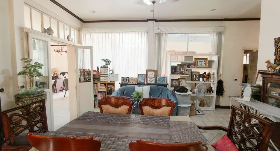 Haus zum Kauf mit 3 Zimmer in Phra Khanong, Bangkok
