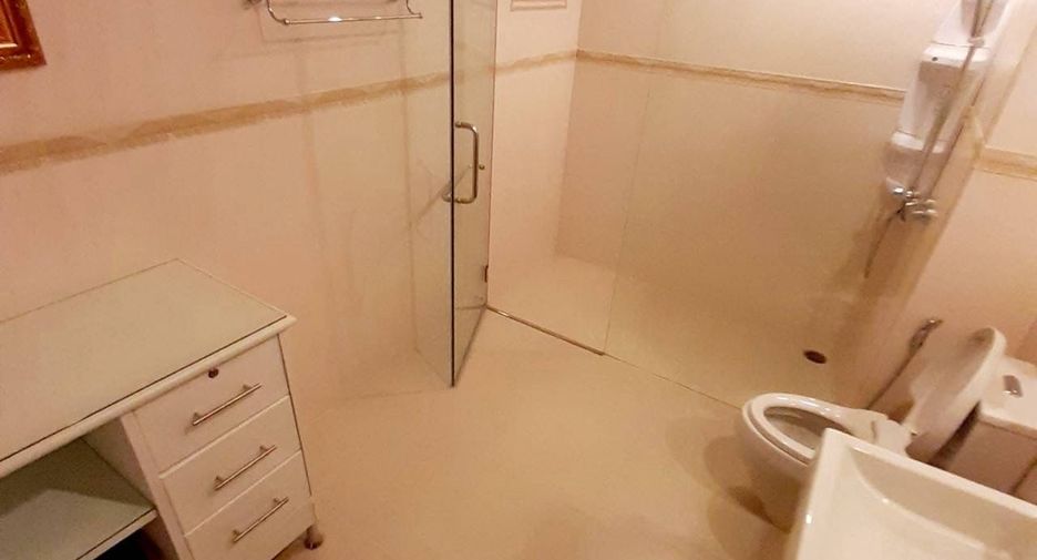 Condo en alquiler de 3 habitaciones en Khlong Toei, Bangkok