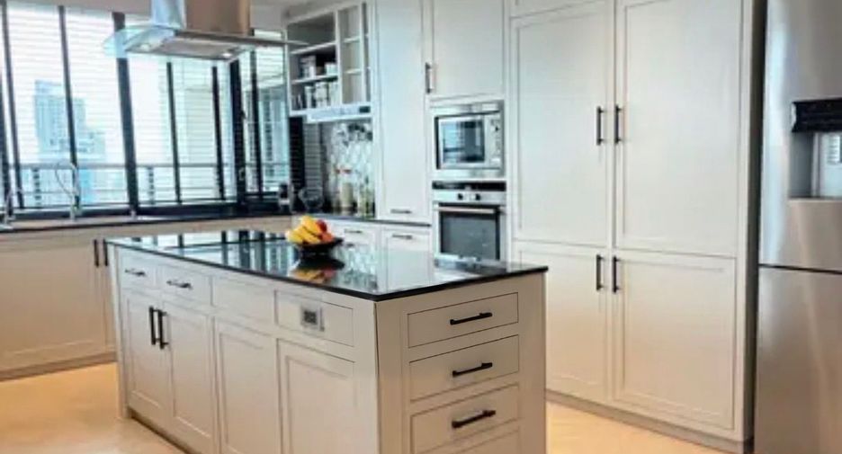 For rent 4 bedrooms condo in Sathon, Bangkok