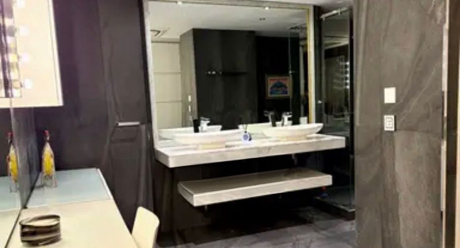 For rent 4 bedrooms condo in Sathon, Bangkok