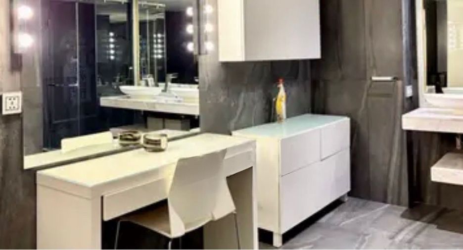 For rent 4 bedrooms condo in Sathon, Bangkok