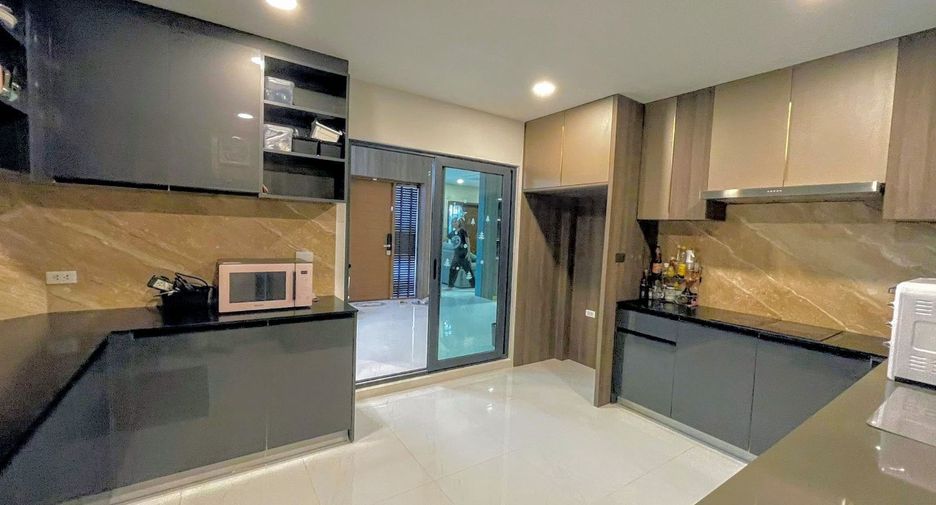 À louer et à vendre 5 chambres maison à Bang Phli, Samut Prakan