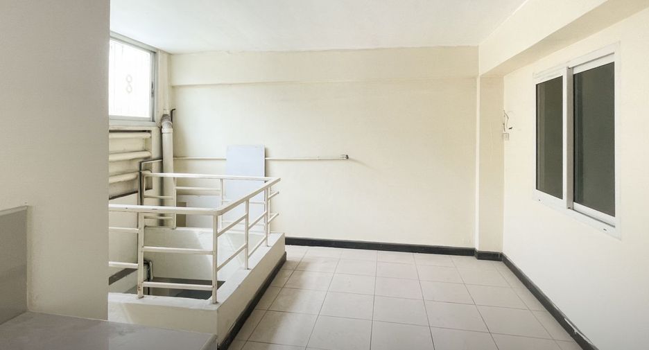 À vendre 4 chambres maison de ville à Mueang Samut Prakan, Samut Prakan