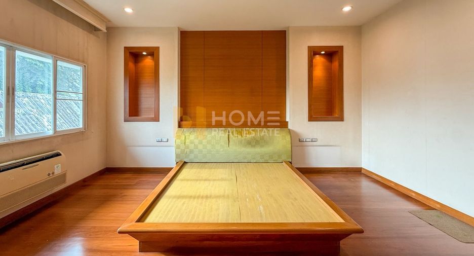 For sale 4 bedrooms house in Saphan Sung, Bangkok
