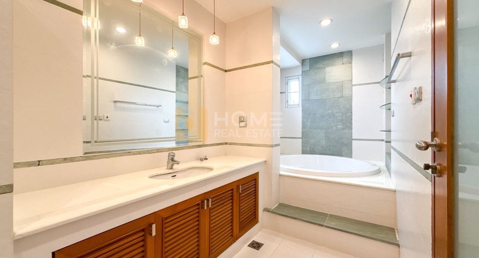 For sale 4 bedrooms house in Saphan Sung, Bangkok