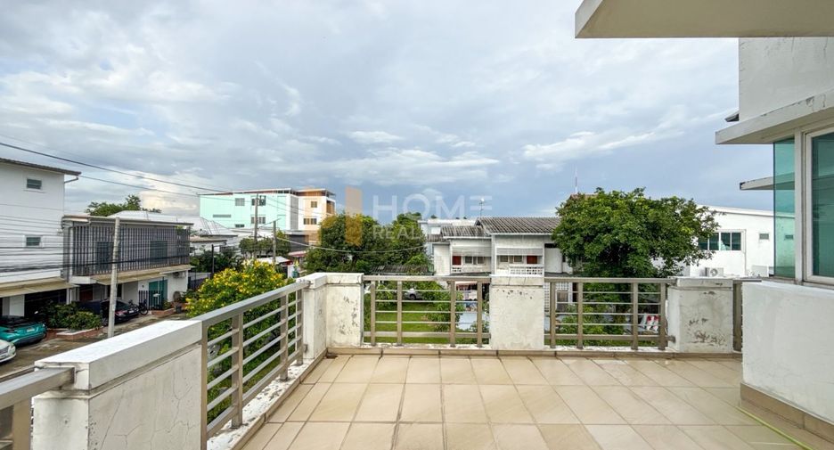 For sale 4 bedrooms house in Saphan Sung, Bangkok
