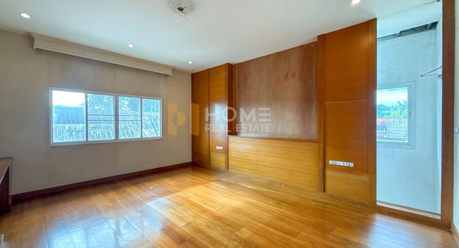 For sale 4 bedrooms house in Saphan Sung, Bangkok