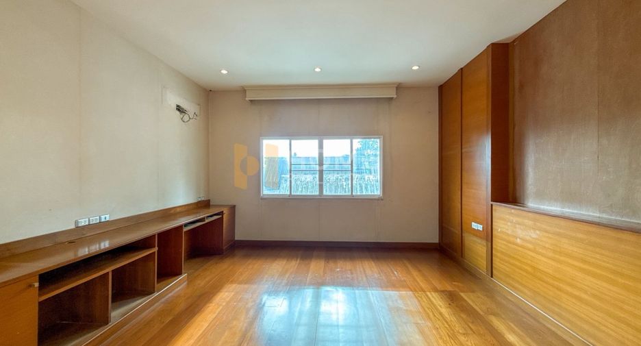 For sale 4 bedrooms house in Saphan Sung, Bangkok