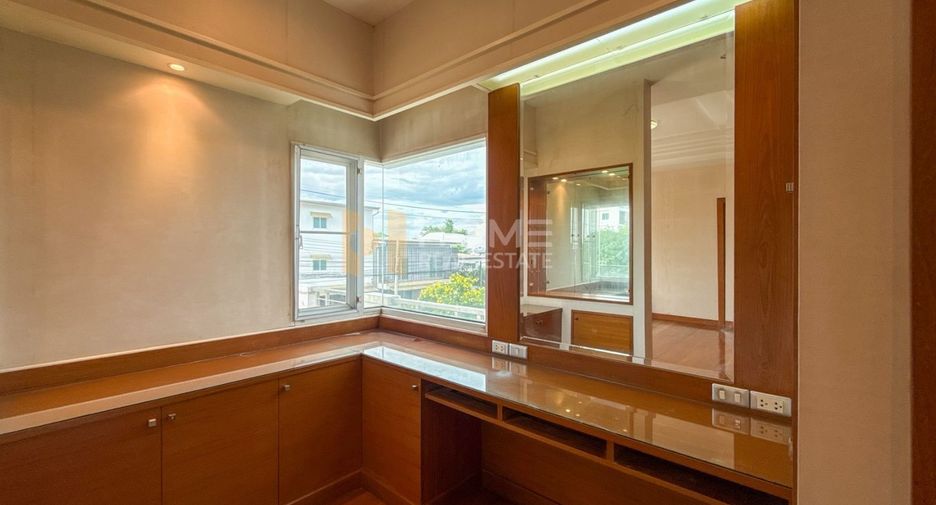 For sale 4 bedrooms house in Saphan Sung, Bangkok