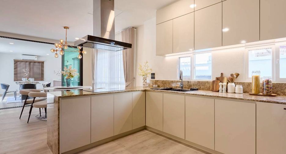 For sale 4 bedrooms house in Mueang Chiang Mai, Chiang Mai