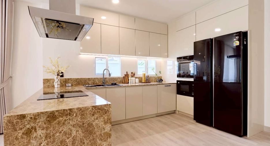 For sale 4 bedrooms house in Mueang Chiang Mai, Chiang Mai