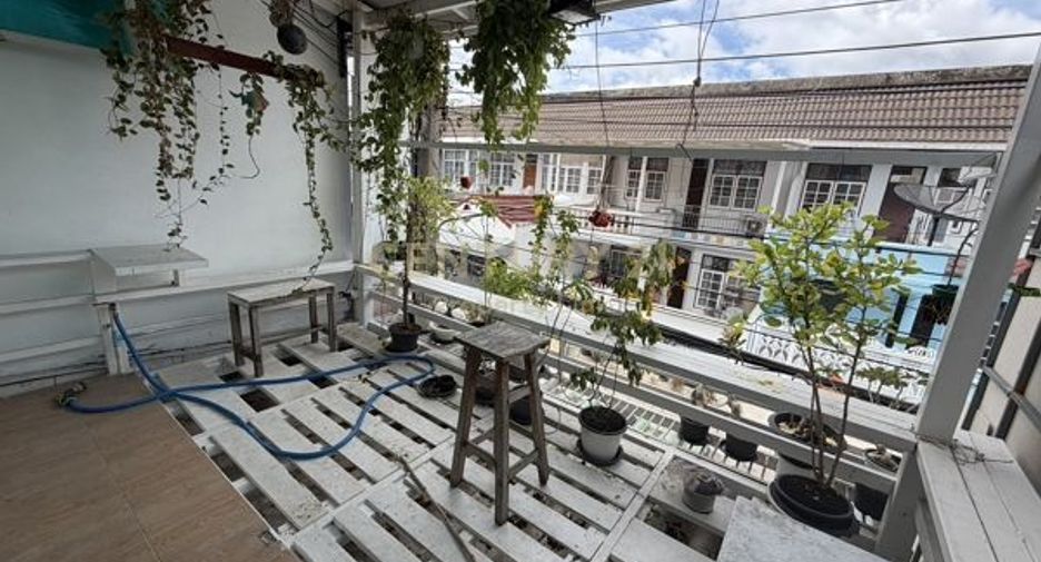 For sale 2 bedrooms townhouse in Huai Khwang, Bangkok