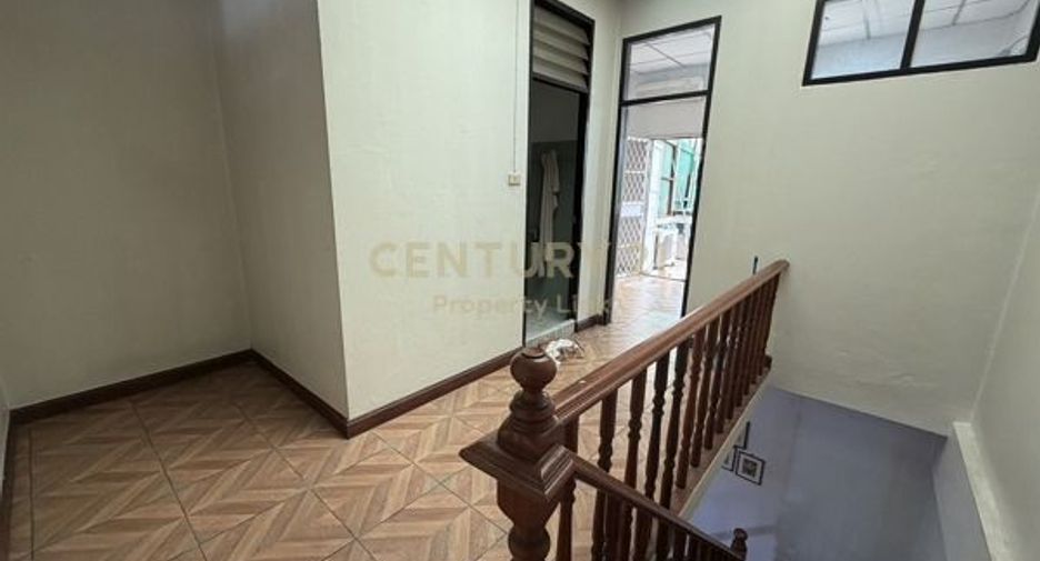 For sale 2 bedrooms townhouse in Huai Khwang, Bangkok