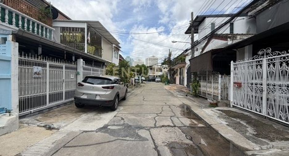 For sale 2 bedrooms townhouse in Huai Khwang, Bangkok