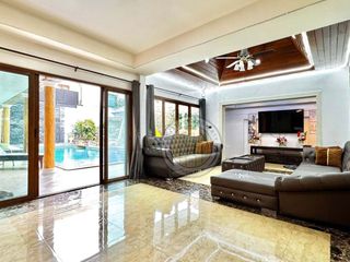 Villa zur Miete und zum Kauf mit 5 Zimmer in Bang Lamung, Chonburi