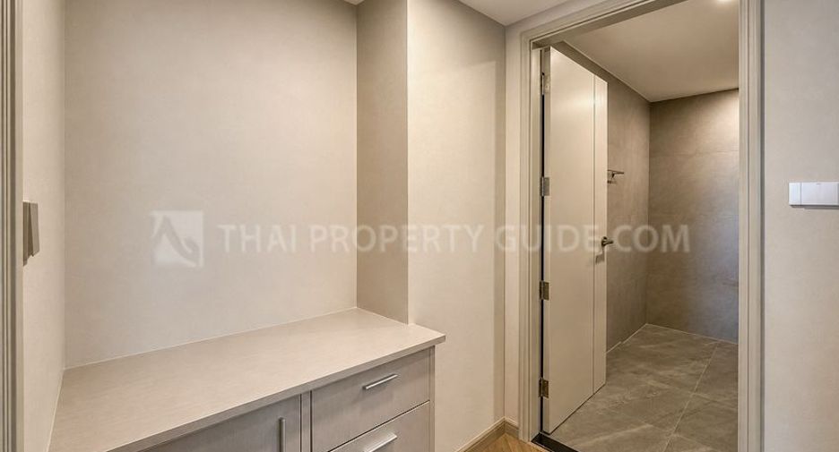 For rent 3 bedrooms condo in Khlong Toei, Bangkok
