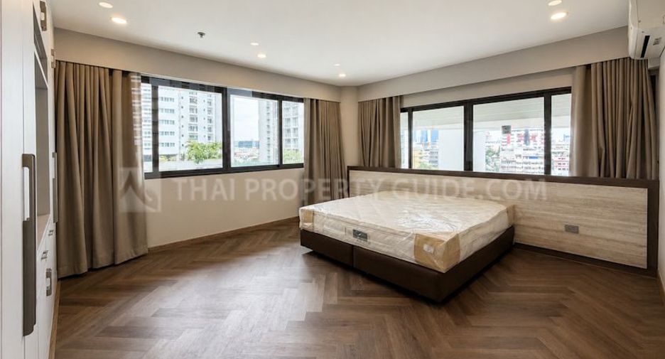 For rent 3 bedrooms condo in Khlong Toei, Bangkok