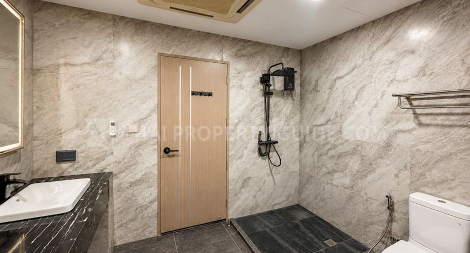 For rent 3 bedrooms condo in Khlong Toei, Bangkok